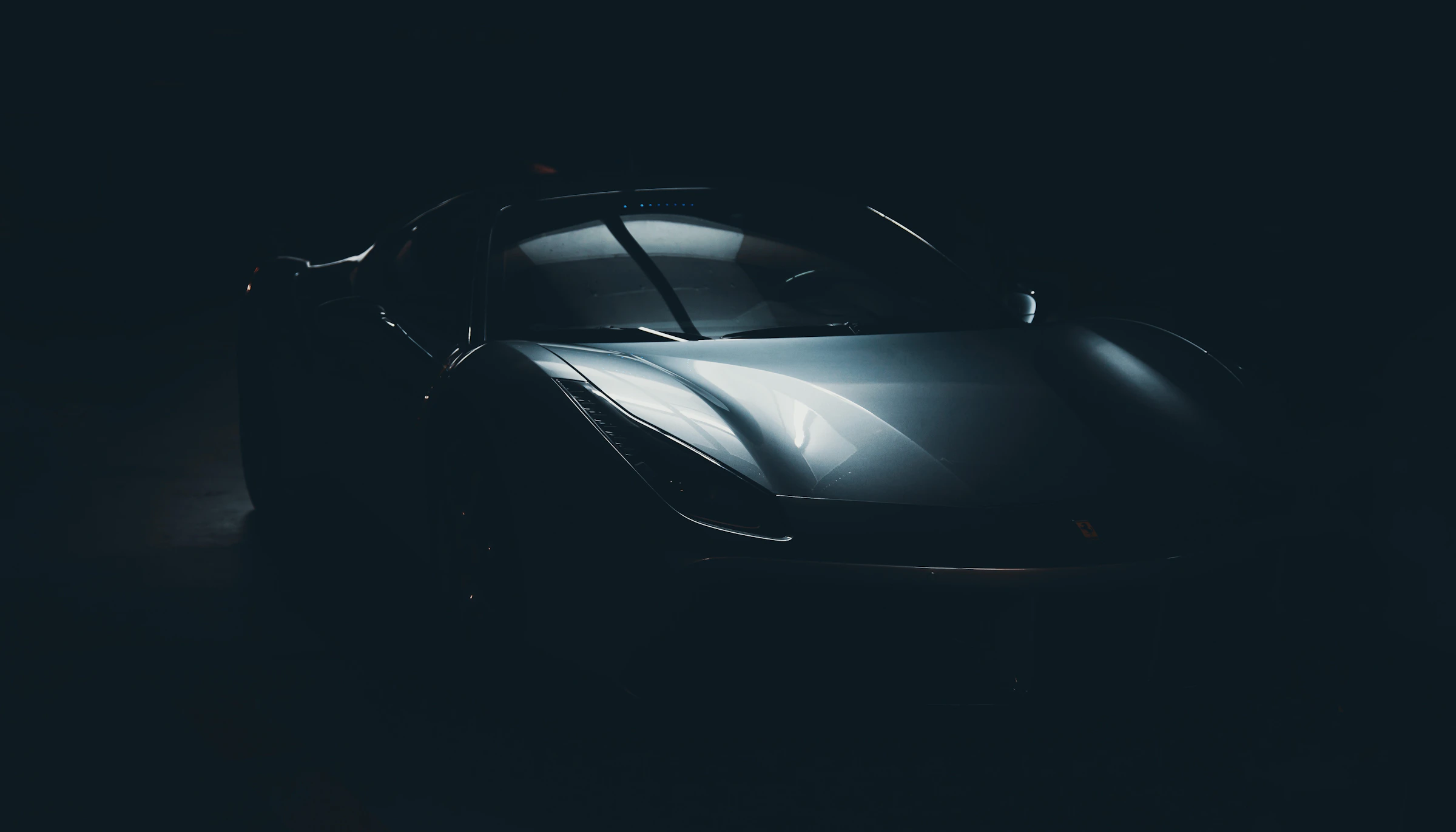 Coupé negro bajo iluminación dramática de estudio